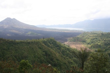 De vulkaan Batur met rechts lake Batur